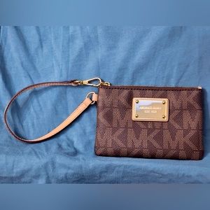 Michael Kors Brown/Acorn Jet Set Logo Wristlet! 🤎